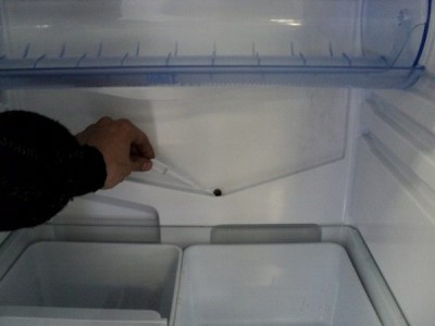 много воды в холодильнике